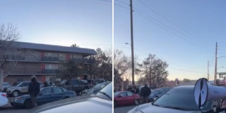 Mujer estadounidense usa megáfono para alertar a migrantes mexicanos sobre presencia de la migra en Denver