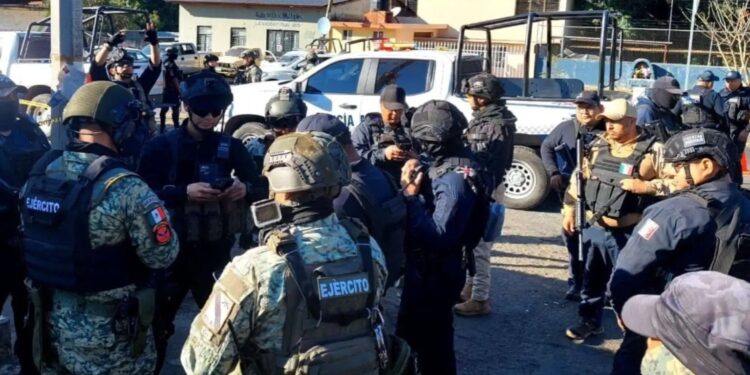 Matan a un policía municipal y hieren a 4 agentes más en Tingüindín, Michoacán