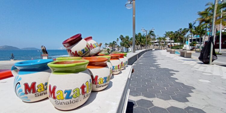 Vendedores de playa esperan repunte en ventas durante el Carnaval de Mazatlán