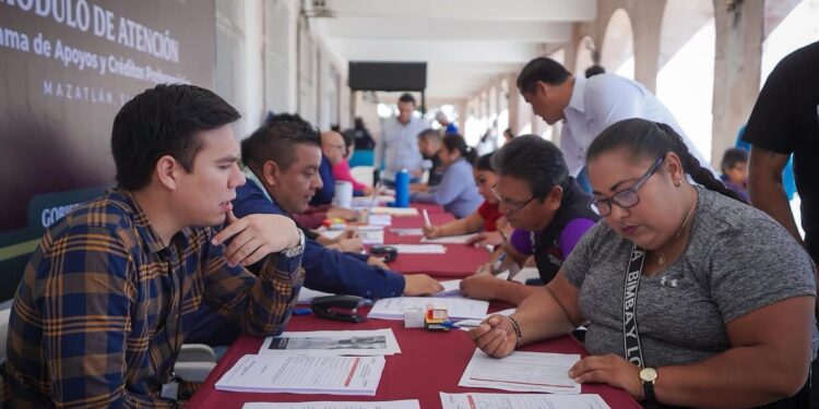 Habilitan módulo de apoyos y créditos preferenciales para comerciantes y músicos en Mazatlán