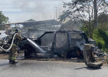 Pérdida total; se incendia camioneta en Yonque en Villa Unión, Mazatlán