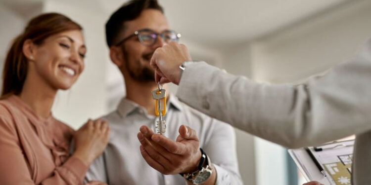 ¿Es buena idea comprar una casa en pareja? 8 razones que debes considerar para cuidar tu dinero