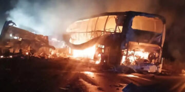 Choque entre autobús y tráiler en la carretera Escárcega-Villahermosa deja 35 muertos