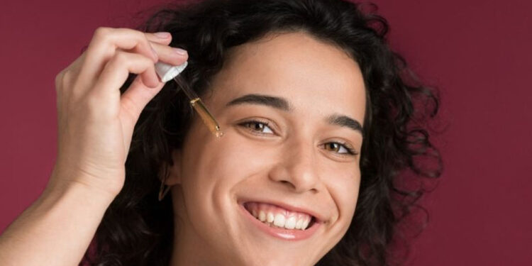 La forma correcta de aplicar el sérum facial y la edad para empezar a usar este producto para el cuidado de la piel