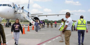 Mexicanos deportados denuncian que el Gobierno de Trump los maltrató y mantuvo esposados
