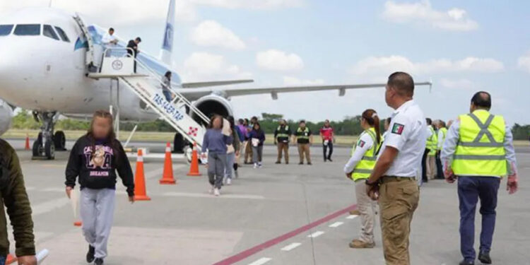 Mexicanos deportados denuncian que el Gobierno de Trump los maltrató y mantuvo esposados