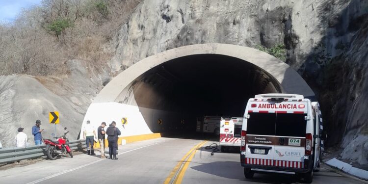 Tráiler se impacta e incendia en la autopista Durango Mazatlán; conductor fallece tras quedar atrapado en la cabina
