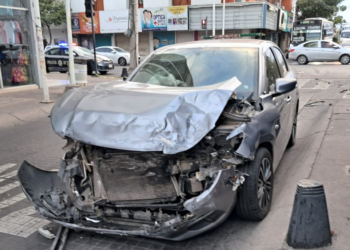 Mujer resulta herida en choque en el centro de Culiacán