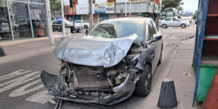 Mujer resulta herida en choque en el centro de Culiacán