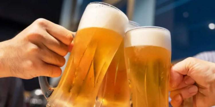 ¿A qué edad deberías dejar de beber cerveza? Esto dicen los médicos