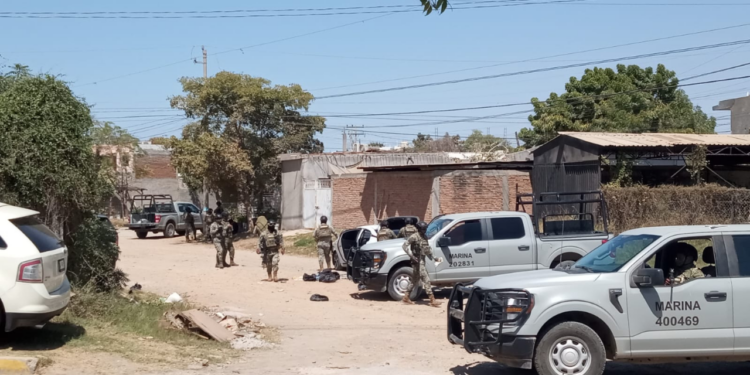 Marinos detienen a cuatro jóvenes armados a bordo de un vehículo durante operativo en Mazatlán