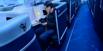 Exhiben a Noroña viajando en clase ejecutiva a Francia: Esto cuesta el boleto