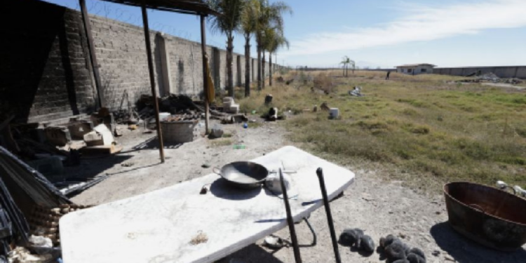 Muestra FGR rancho Izaguirre en Teuchitlán; Familiares de desaparecidos buscan entrar a la fuerza