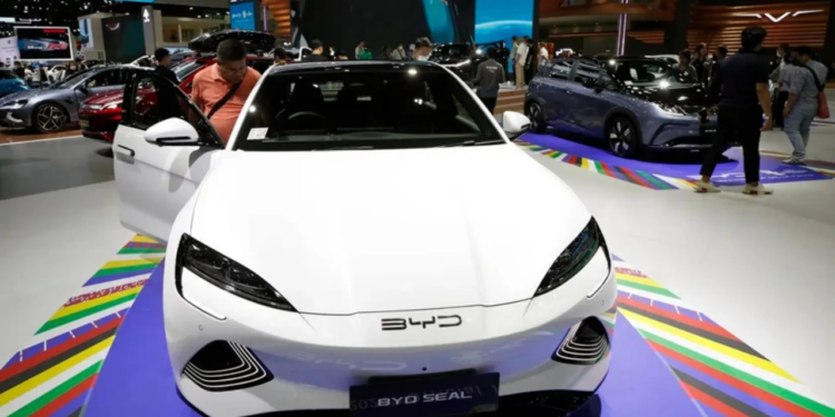 Sheinbaum afirma que inversión de automotriz china BYD en México “Nunca fue formal”