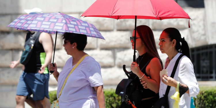 Será un domingo caluroso, pero con lluvias y chubascos