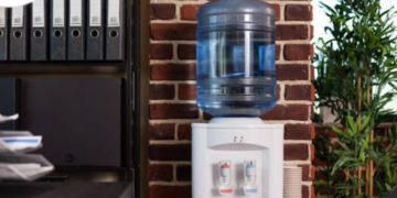 Dan 6 años de prisión a conserje latino en Estados Unidos por orinar en el dispensador de agua de la oficina