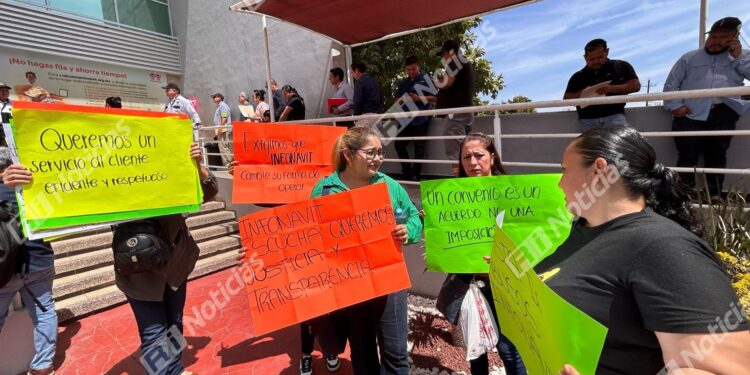 Mazatlecos se manifiestan por congelamiento de créditos en INFONAVIT delegación Culiacán