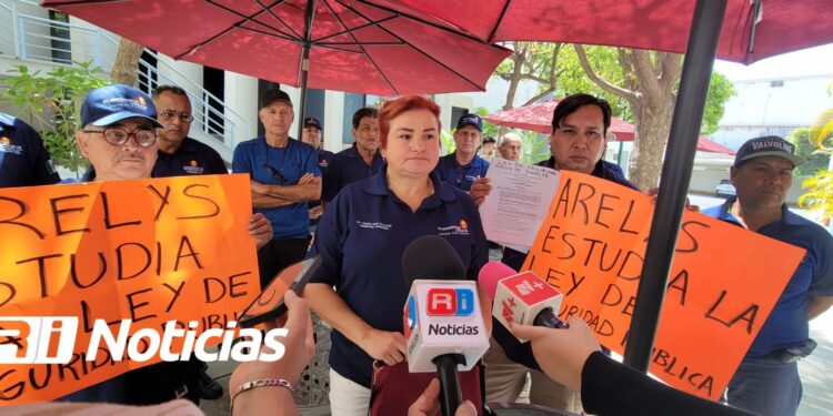 Policías jubilados se manifiestan en el Congreso, piden homologación de salario