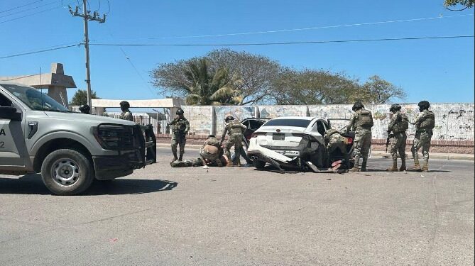 Ataque a balazos entre vehículos deja un herido y dos detenidos en Mazatlán