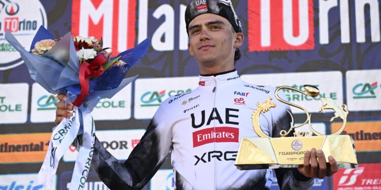 El mexicano Isaac del Toro logra histórico triunfo en la Milán-Turín 2025