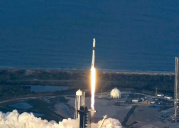 La alegría de los astronautas que llevan 9 meses varados en el espacio al recibir a la tripulación que les permitirá regresar a casa
