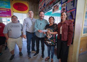 Entregan apoyos a comerciantes de Mazatlán para fortalecer la economía en Carnaval