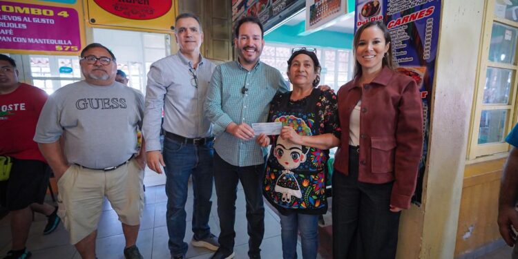 Entregan apoyos a comerciantes de Mazatlán para fortalecer la economía en Carnaval