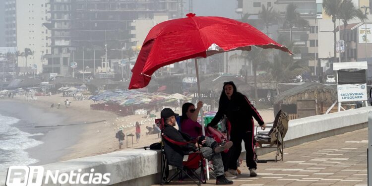 Desde hoy puedes apartar lugar en el malecón para el Desfile, pero colocar sillas hasta mañana domingo
