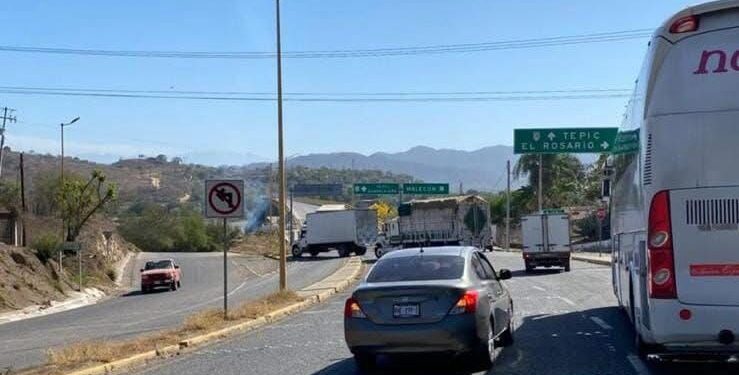 Reportan presunto enfrentamiento en El Rosario; bloquean puente Baluarte y entronque a Chametla