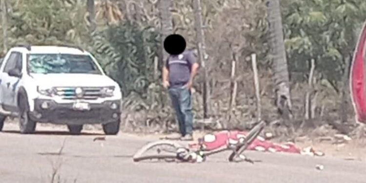 Ciclista es atropellado por camioneta en la carretera estatal al Caimanero en El Rosario