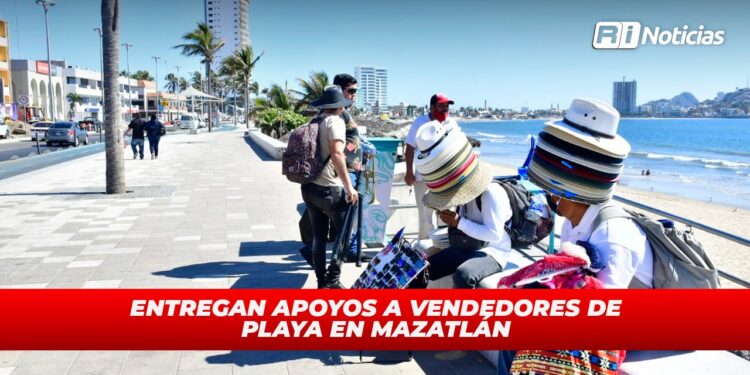 Entregan apoyos a vendedores de playa en Mazatlán