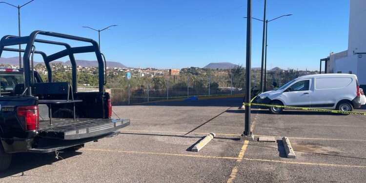 Asesinan a dos motociclistas en estacionamiento de plaza comercial, en Culiacán