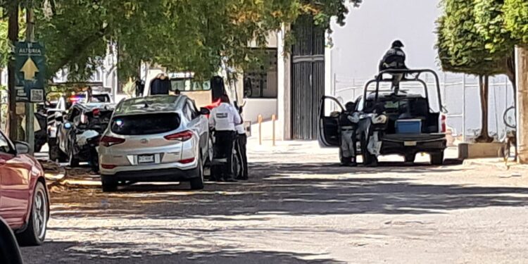 Militares aseguran dos vehículos en Las Quintas, en Culiacán