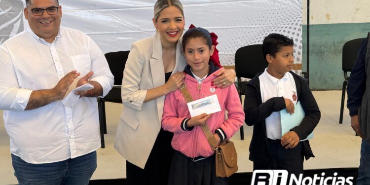 Gobierno Municipal entrega 526 becas a niñas y niños de Mazatlán