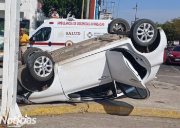 Vehículo termina volcado tras chocar en la avenida Ejército Mexicano
