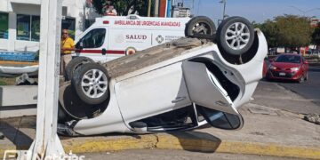 Vehículo termina volcado tras chocar en la avenida Ejército Mexicano