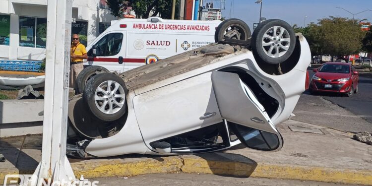 Vehículo termina volcado tras chocar en la avenida Ejército Mexicano
