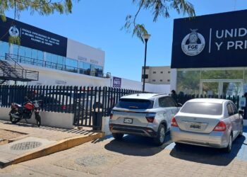 Despojan cinco vehículos de un lote de autos en Culiacán