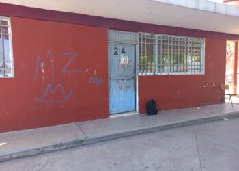 Vandalizan con grafiti Secundaria Técnica 72, en Culiacán