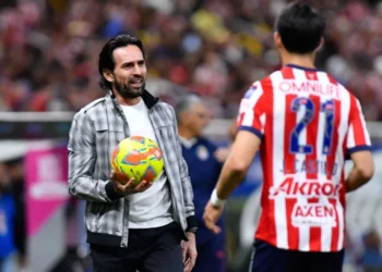 Gerardo Espinoza: VIDEO revela quién lanzó balonazo al DT de Chivas y que le costó la expulsión
