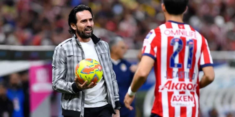 Gerardo Espinoza: VIDEO revela quién lanzó balonazo al DT de Chivas y que le costó la expulsión