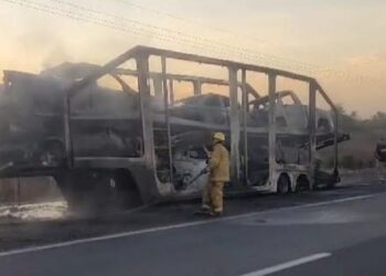 Se incendia camión Nodriza en la maxipista Culiacán – Mazatlán