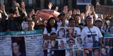 “Les buscamos y solo nosotras les encontramos”, reclaman; vigilia por Teuchitlán entre zapatos, velas y hasta un enfrentamiento