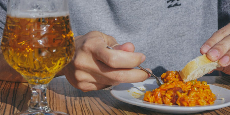 Biólogos describen una antigua neurohormona que controla el apetito