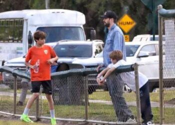 Piqué se reencuentra con sus hijos, mientras Shakira continúa con su gira