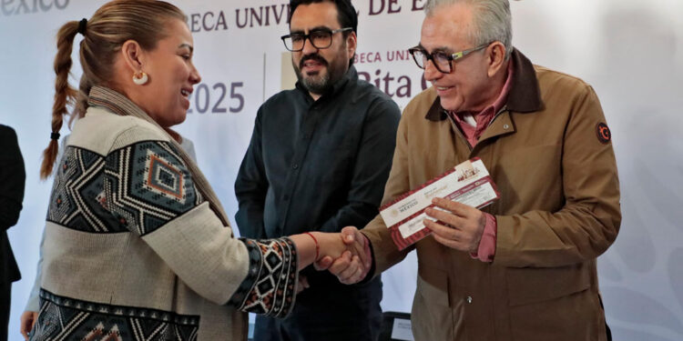 Inicia el gobernador Rocha con la entrega de las becas Rita Cetina para secundaria