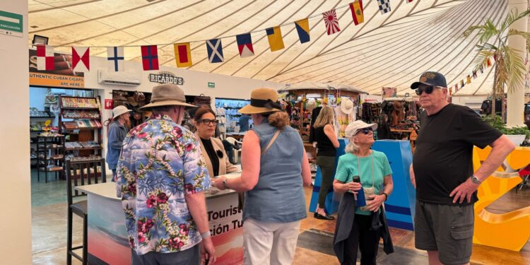 Mazatlán recibe al crucero Carnival Panorama con más de 4 mil visitantes