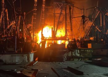 Se incendian dos barcos en el Parque Bonfil, en Mazatlán
