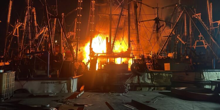 Se incendian dos barcos en el Parque Bonfil, en Mazatlán