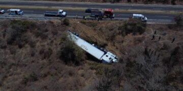 Vuelca tráiler cargado de pollo en la autopista Culiacán – Mazatlán